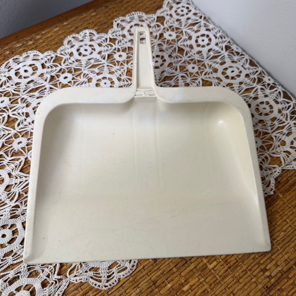 Vintage Rubbermaid Dust Pan Almond Off White Plastic Model 2003-51 Cleaning Tool